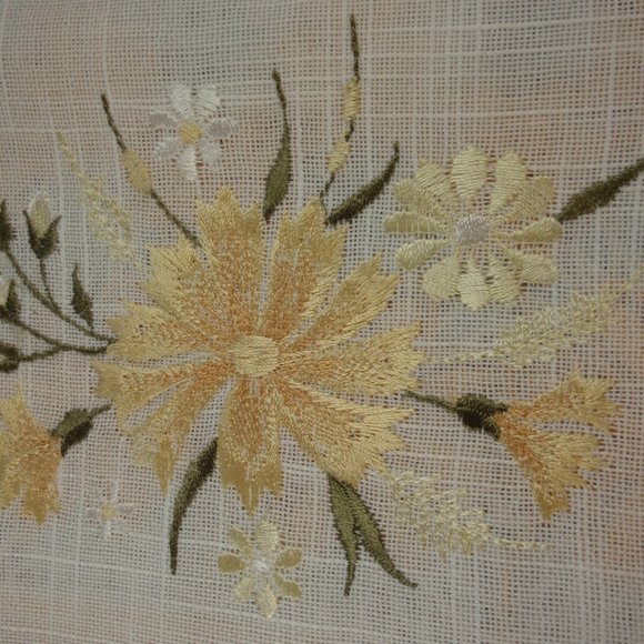 NEW Tablecloth YELLOW DAISY LACE Linen-look Square - Picture 3 of 4
